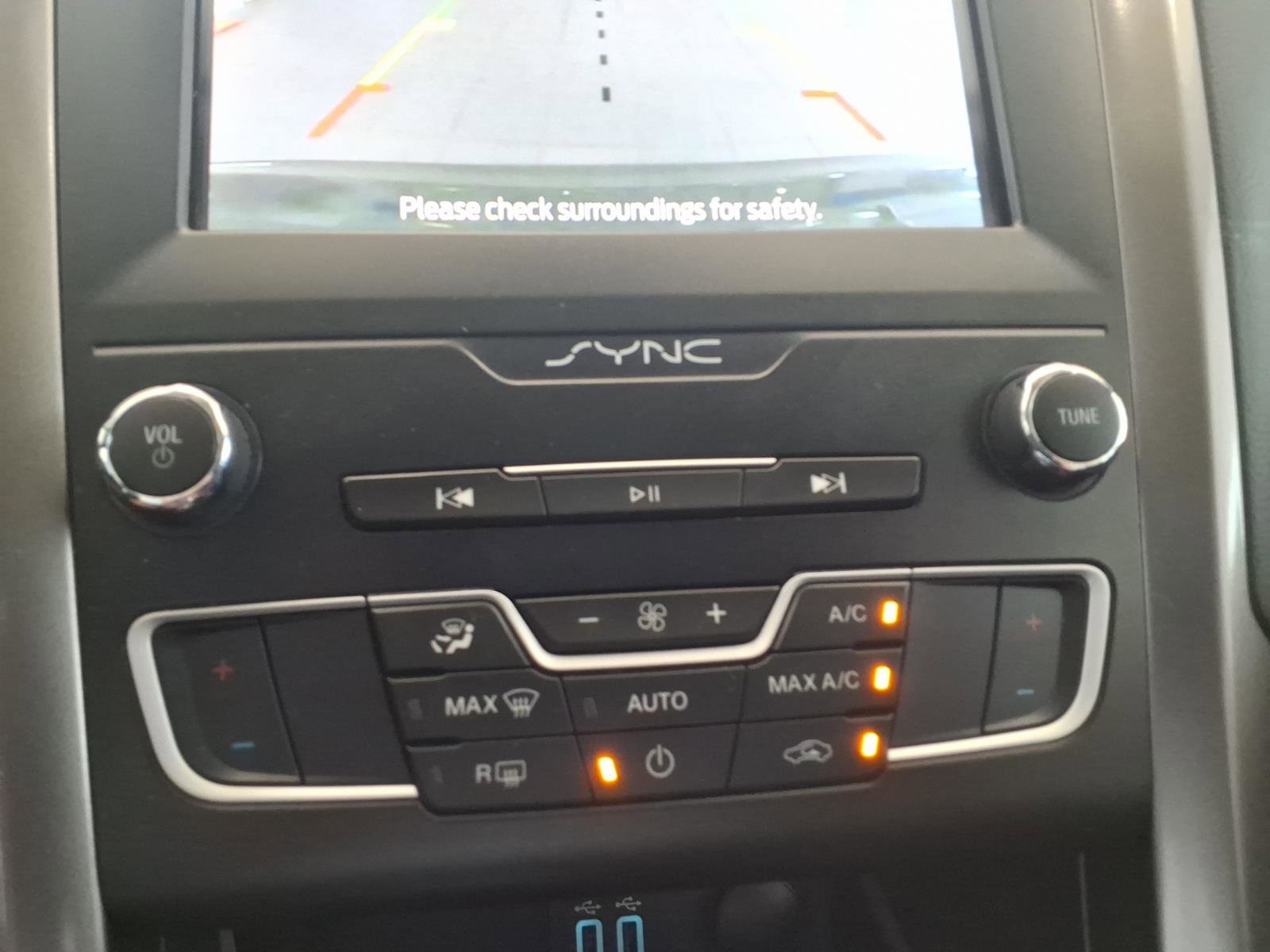 Used 2019 Ford Fusion SE FWD image 22