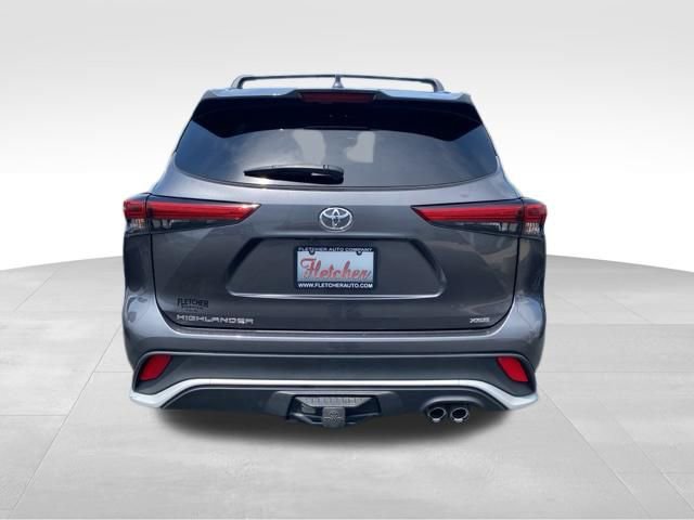 Used 2023 Toyota Highlander XSE FWD image 2