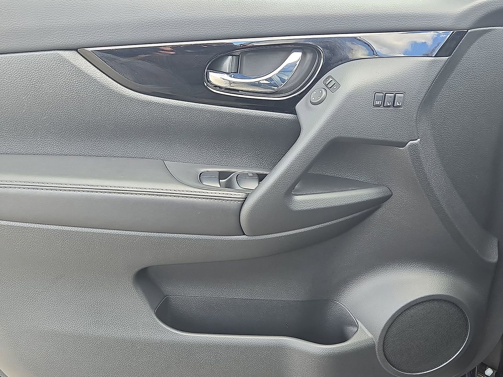 Used 2021 Nissan Rogue Sport SL w/ Premium Package image 16