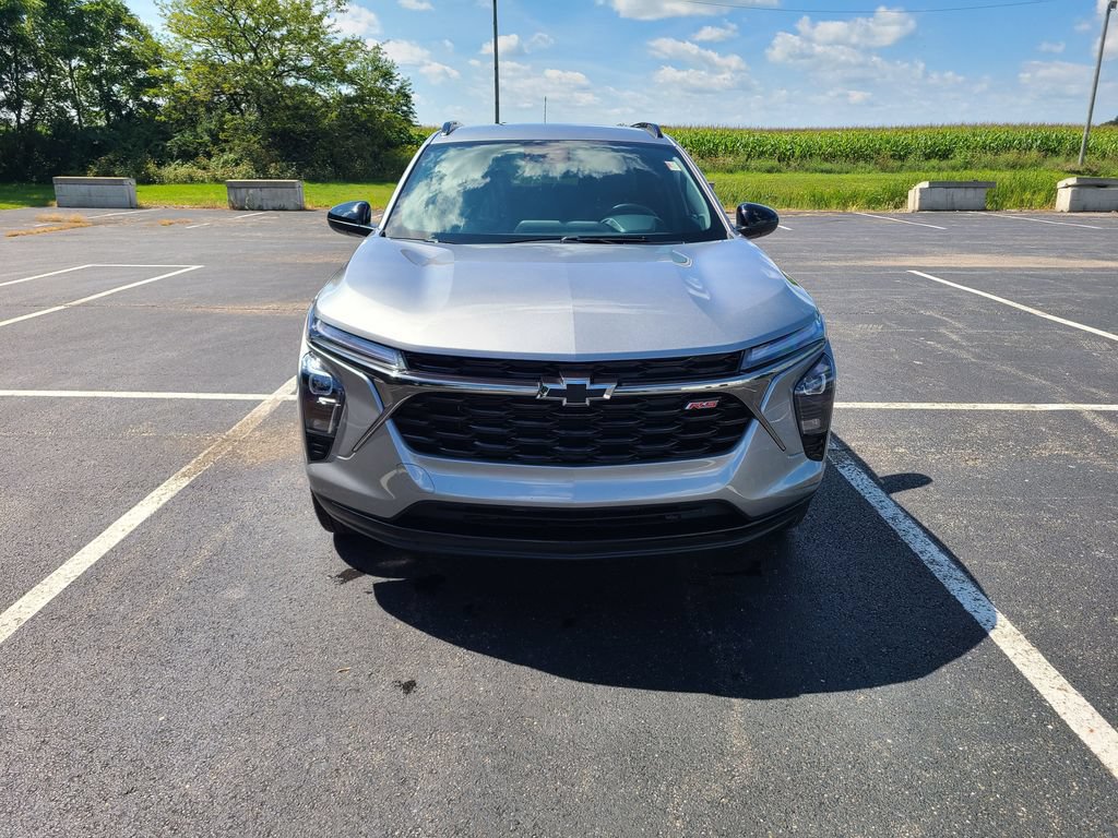 Used 2025 Chevrolet Trax RS FWD image 2