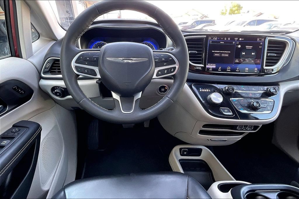 Used 2023 Chrysler Pacifica Touring-L FWD image 5