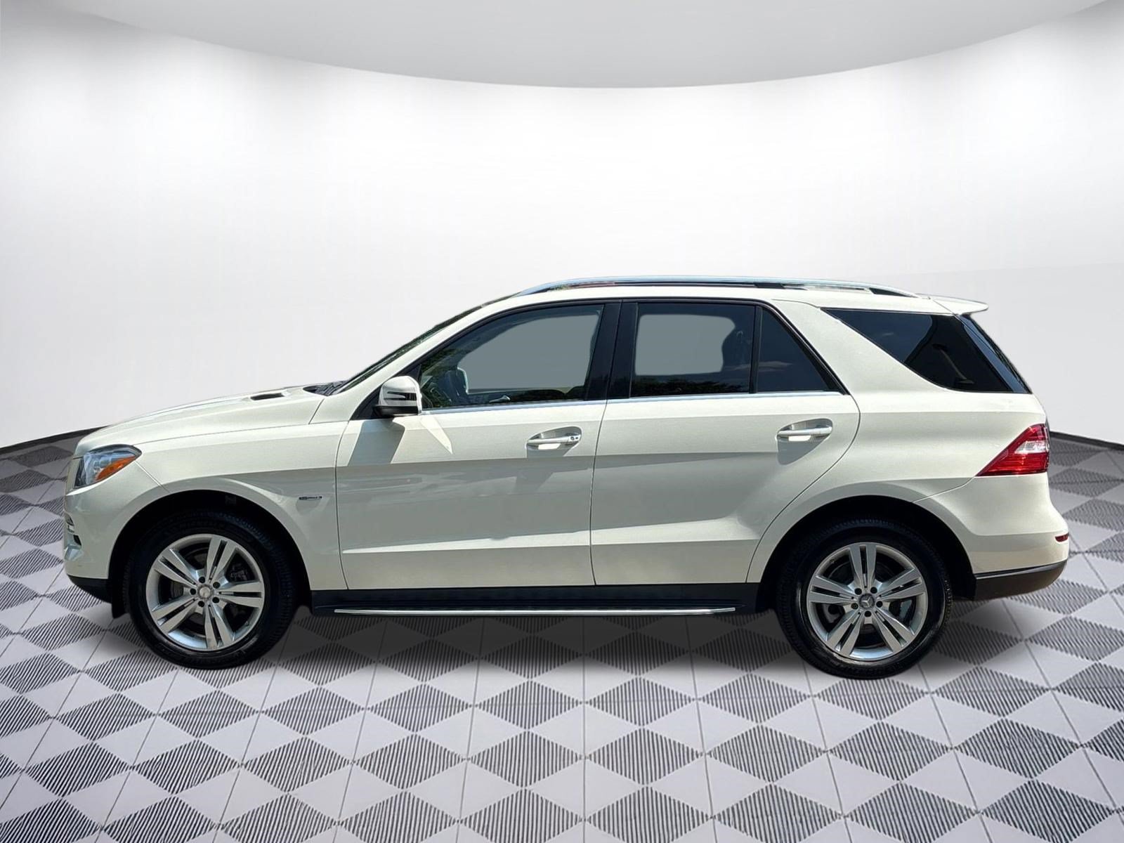 Used 2012 Mercedes-Benz ML 350 BlueTEC 4MATIC image 2