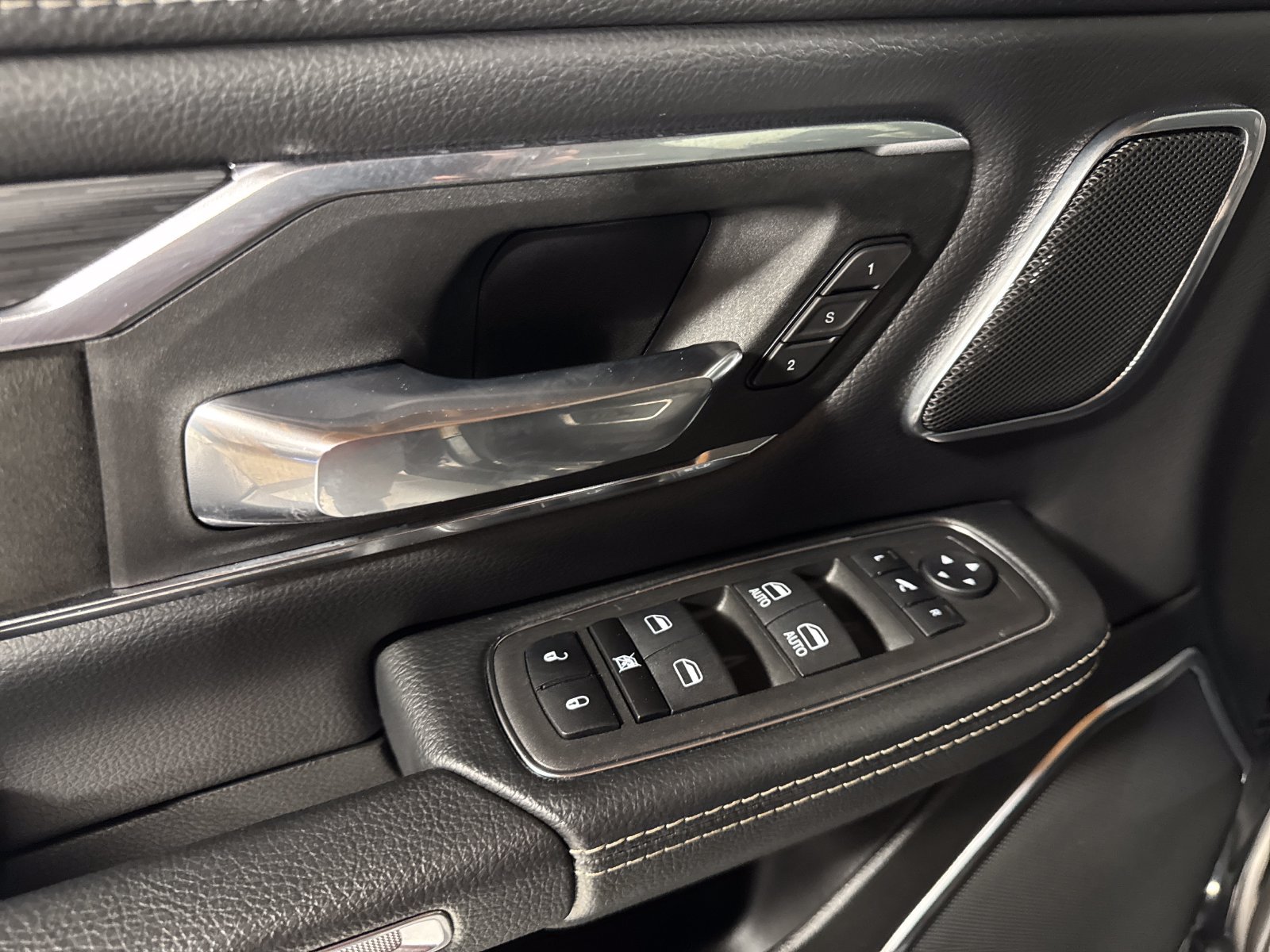 Used 2024 RAM 1500 Laramie AWD/4WD image 12