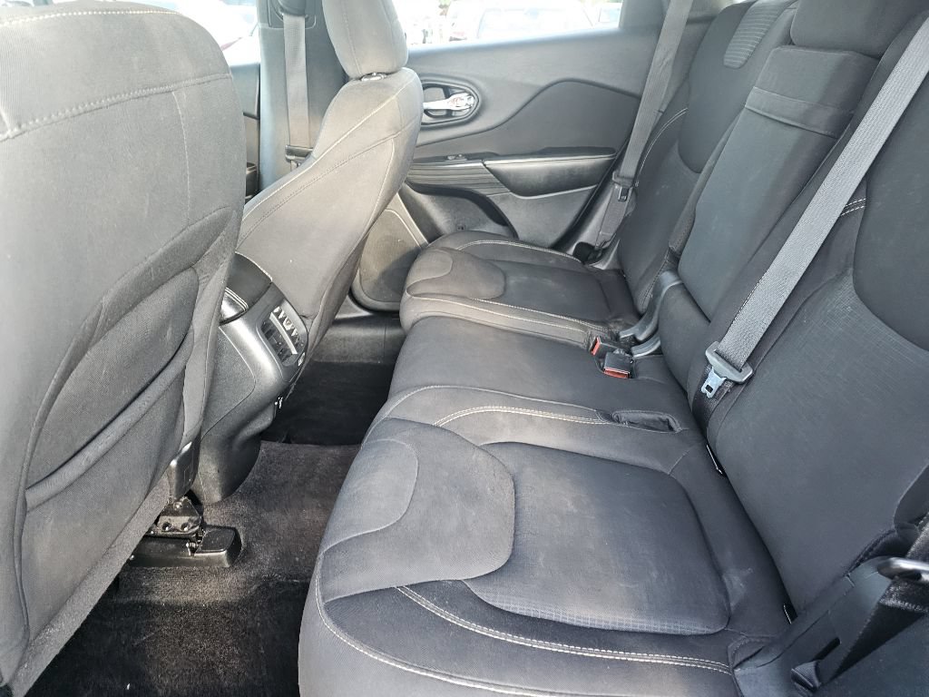Used 2016 Jeep Cherokee Latitude w/ Safety/Convenience Group AWD/4WD image 39
