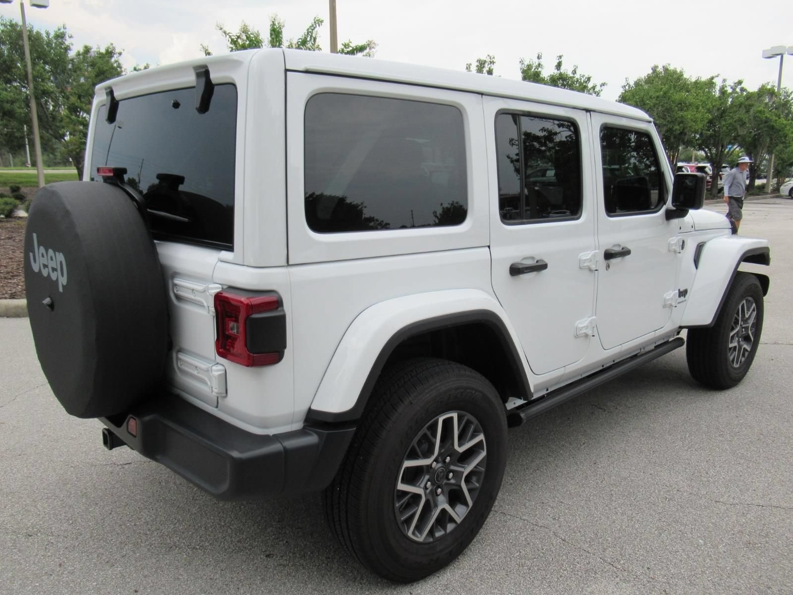 Used 2025 Jeep Wrangler Unlimited Sahara w/ Technology Group AWD/4WD image 34