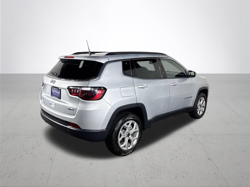 Used 2025 Jeep Compass Latitude AWD/4WD image 6