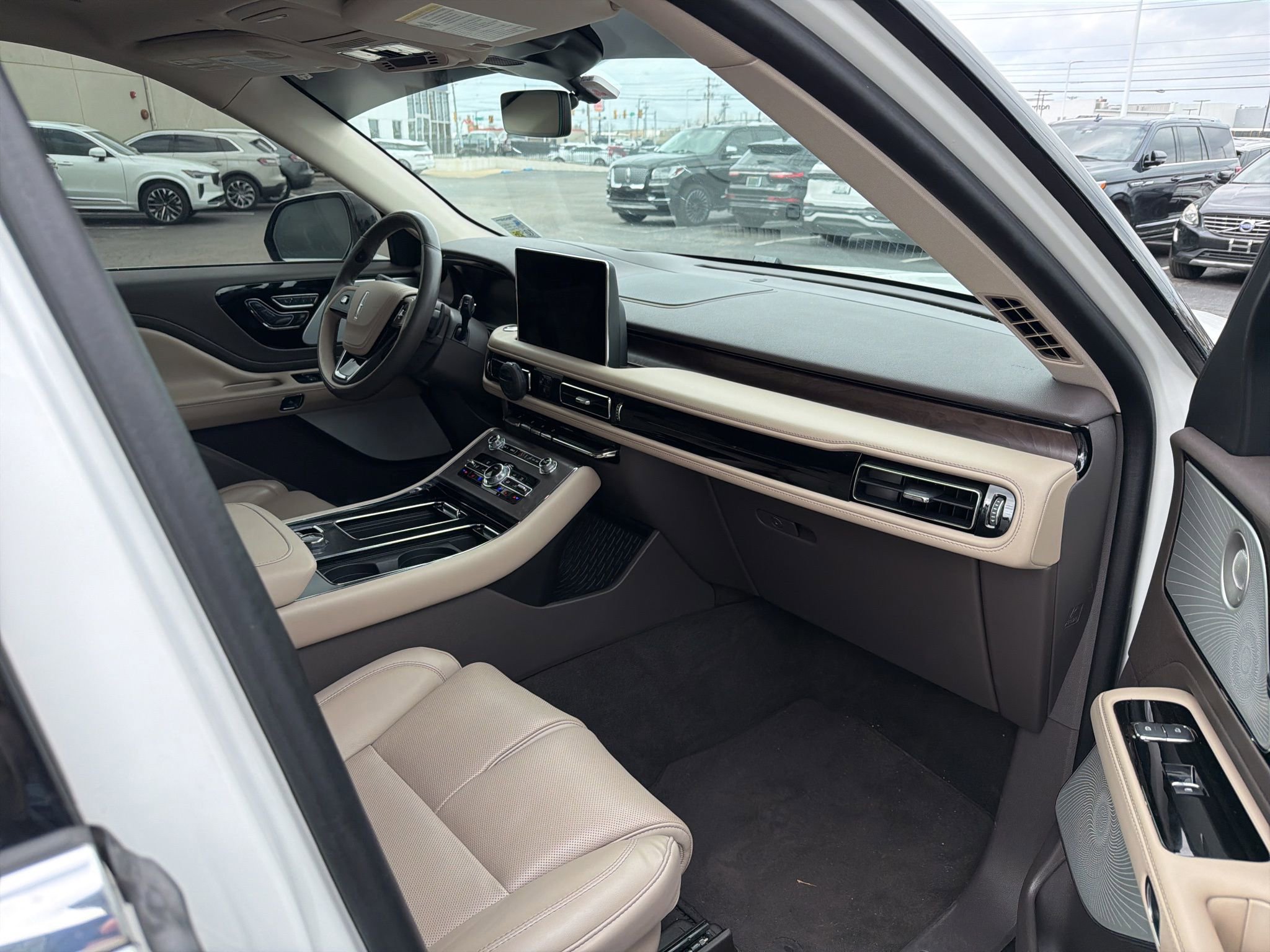 Used 2023 Lincoln Aviator Reserve w/ Equipment Group 201A image 6