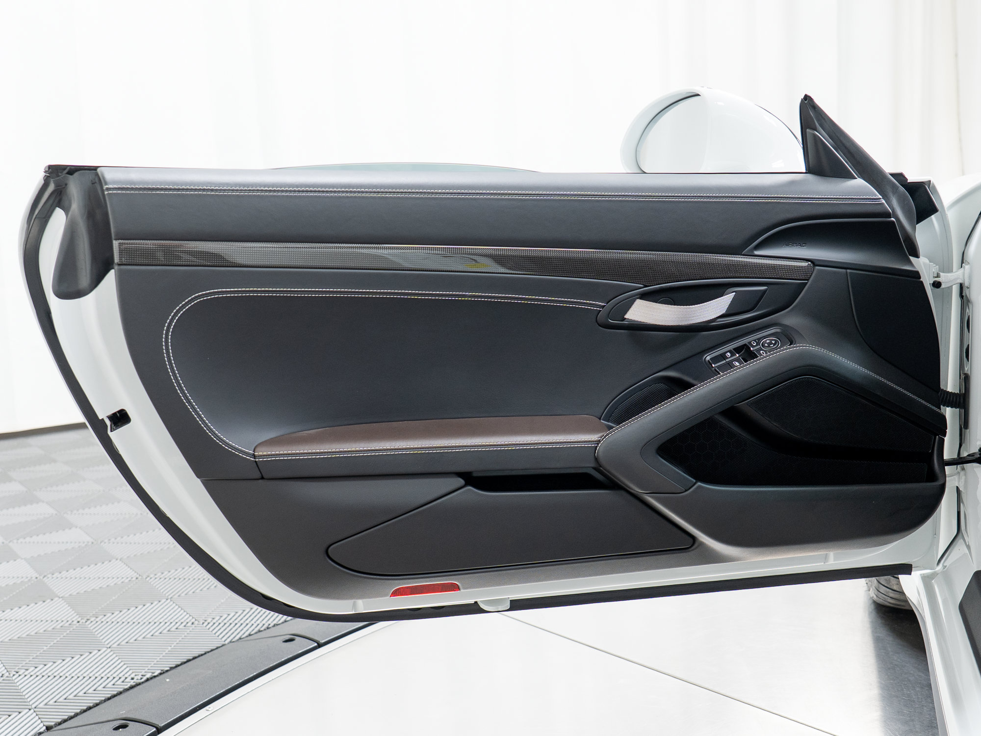Certified 2016 Porsche 911 R RWD image 16