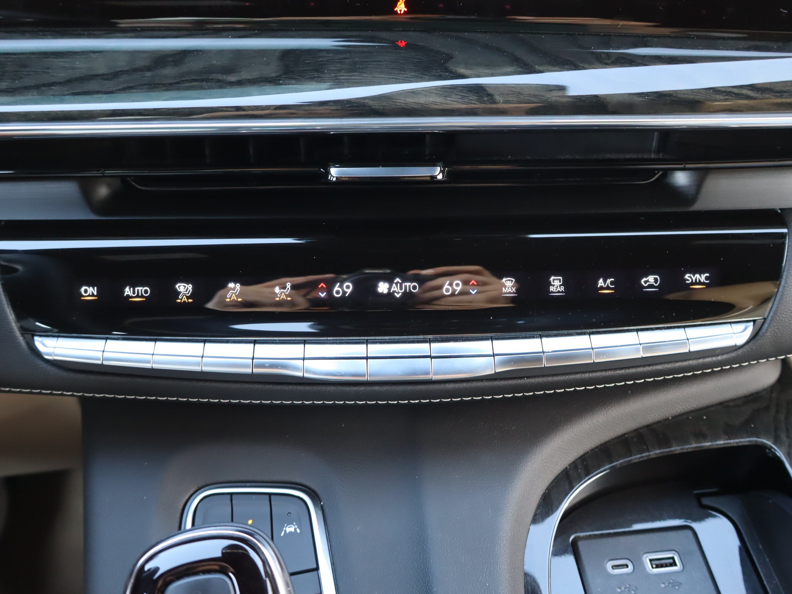 Used 2023 Cadillac Escalade Premium Luxury w/ Performance Package AWD/4WD image 32