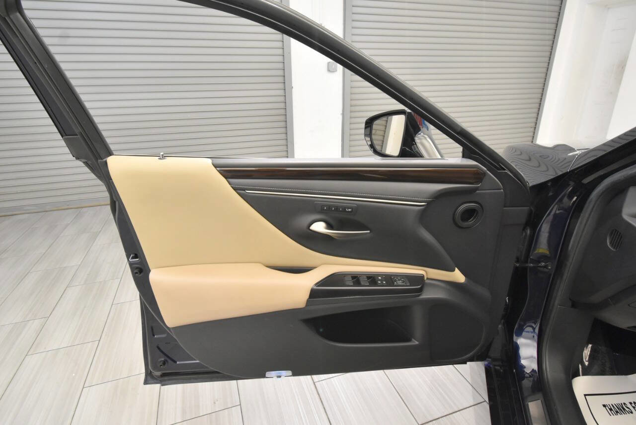 Used 2019 Lexus ES 300h w/ Premium Package image 16
