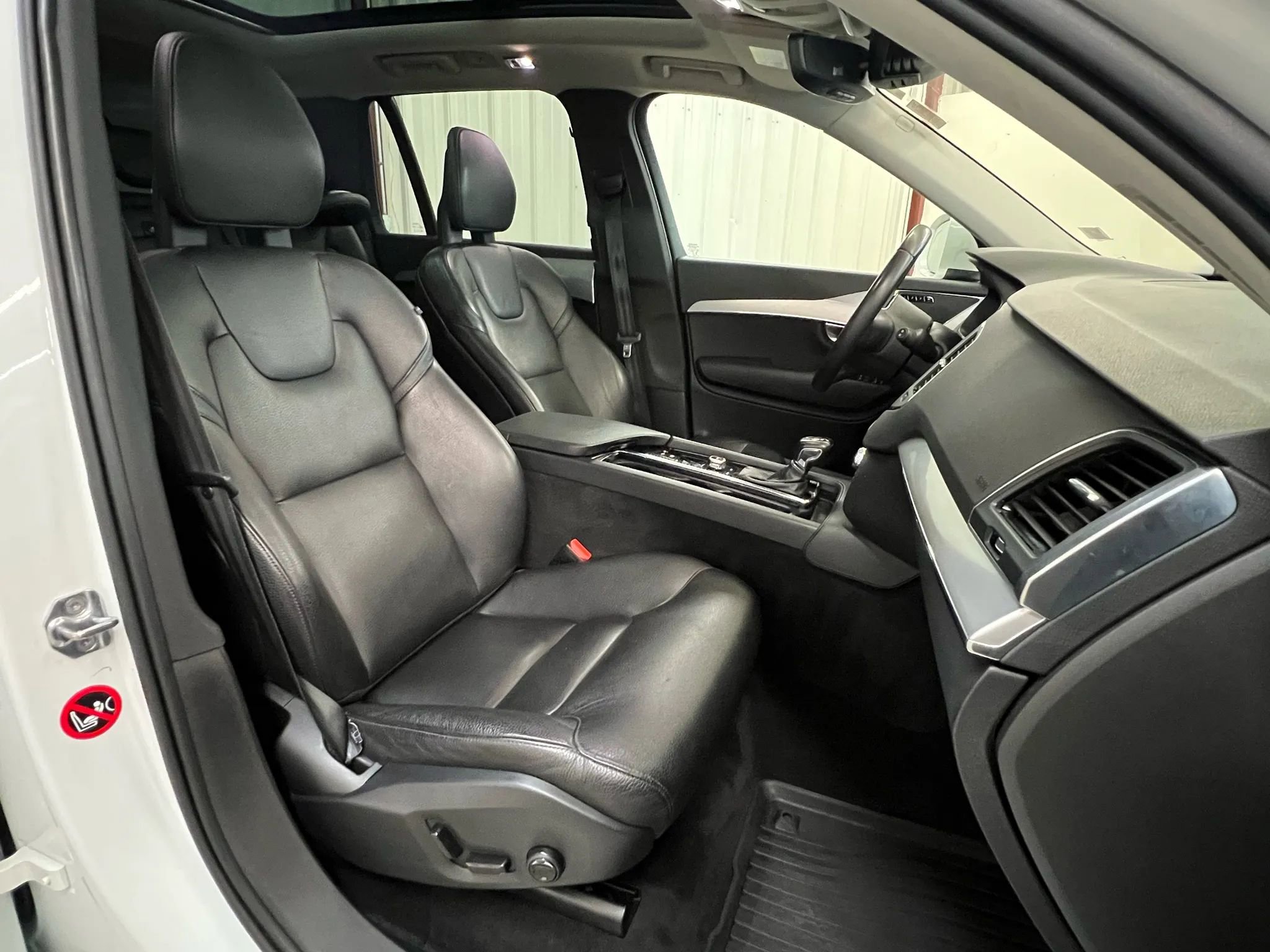 Used 2017 Volvo XC90 T5 Momentum w/ Vision Package image 5