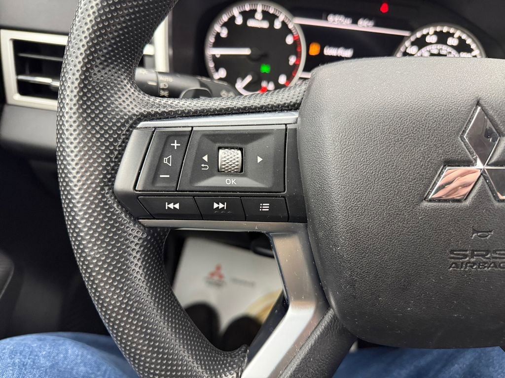 Used 2023 Mitsubishi Outlander ES image 32