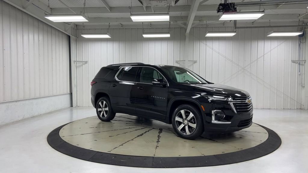 Used 2023 Chevrolet Traverse LT w/ LT Premium Package image 2