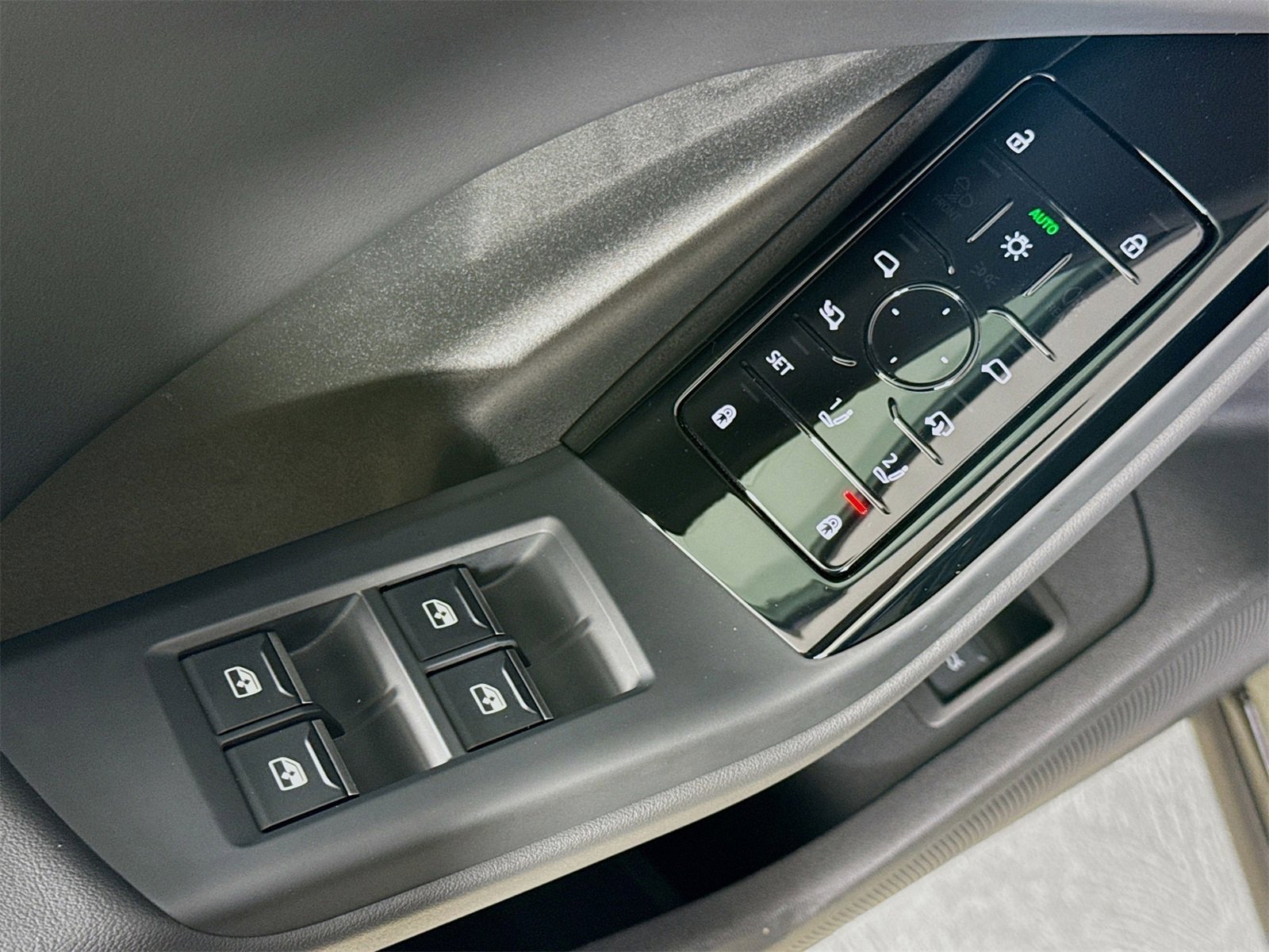 Certified 2025 Audi Q6 e-tron Premium w/ Convenience Package image 17