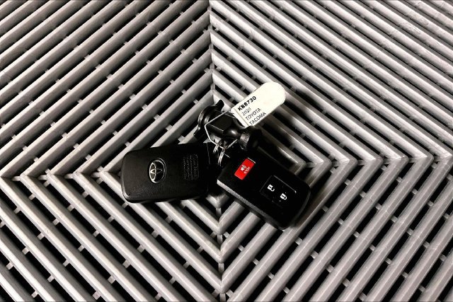 Used 2020 Toyota Tacoma TRD Off-Road AWD/4WD image 11