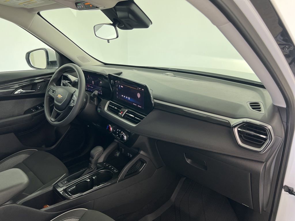 Used 2025 Chevrolet TrailBlazer LT w/ Driver Confidence Package FWD image 25