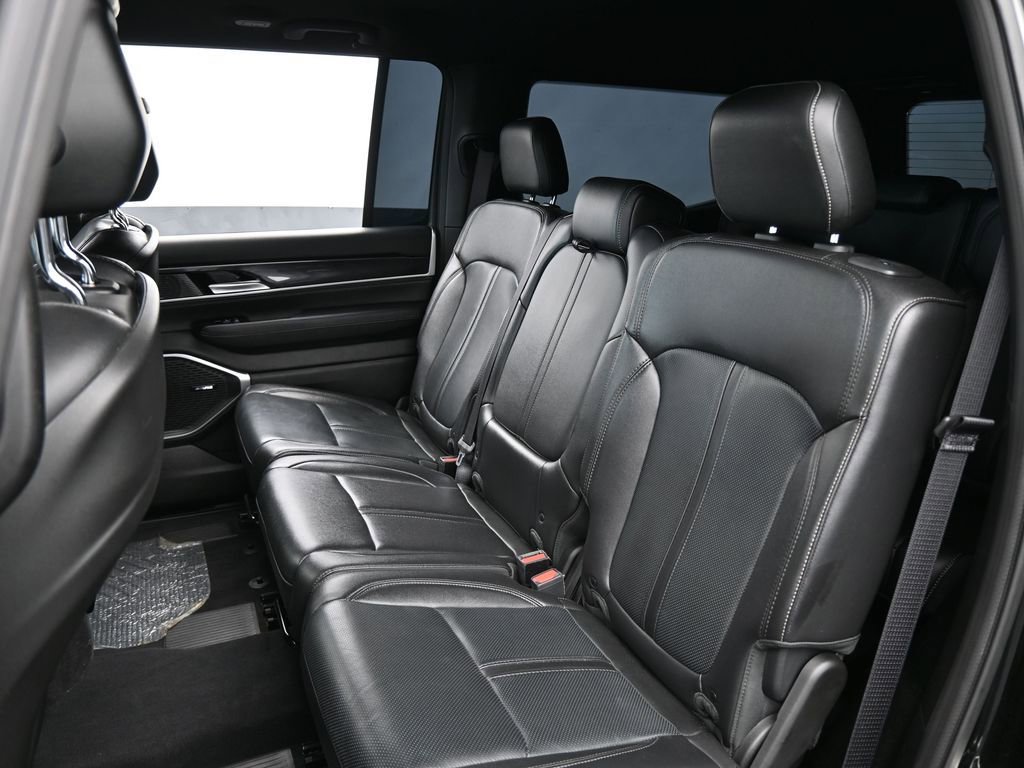 Used 2024 Jeep Wagoneer 2WD image 39