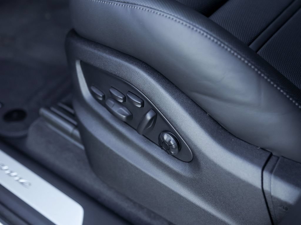 New 2026 Porsche Cayenne E-Hybrid Coupe AWD/4WD image 17