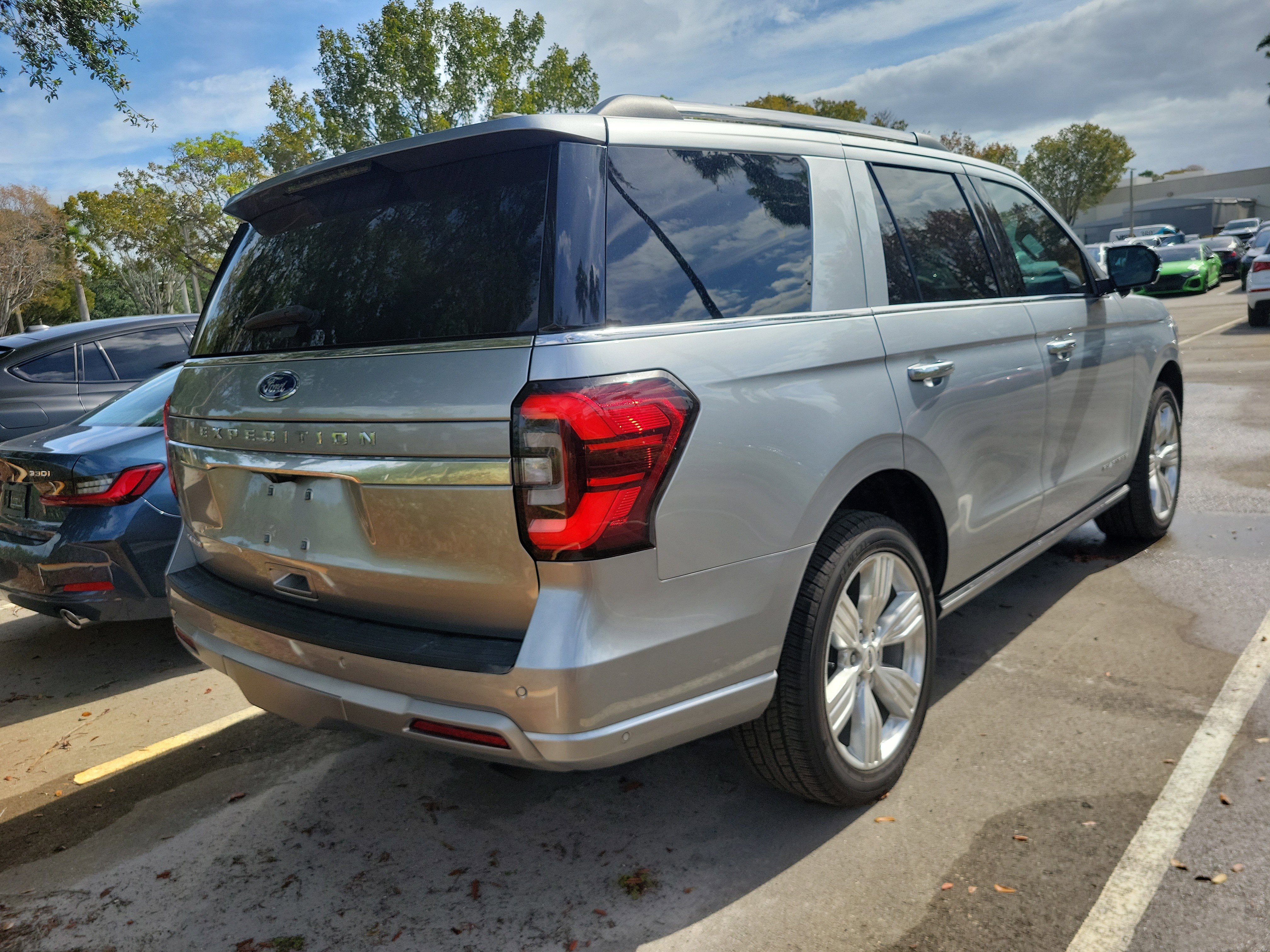 Used 2024 Ford Expedition Platinum image 4