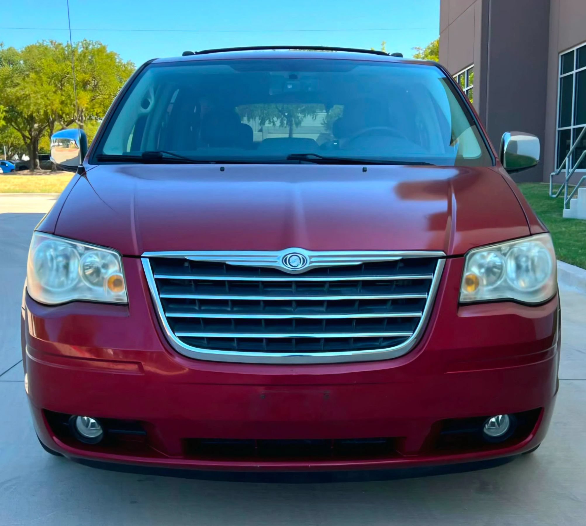 Used 2010 Chrysler Town & Country Touring Plus w/ Safetytec Group FWD image 2