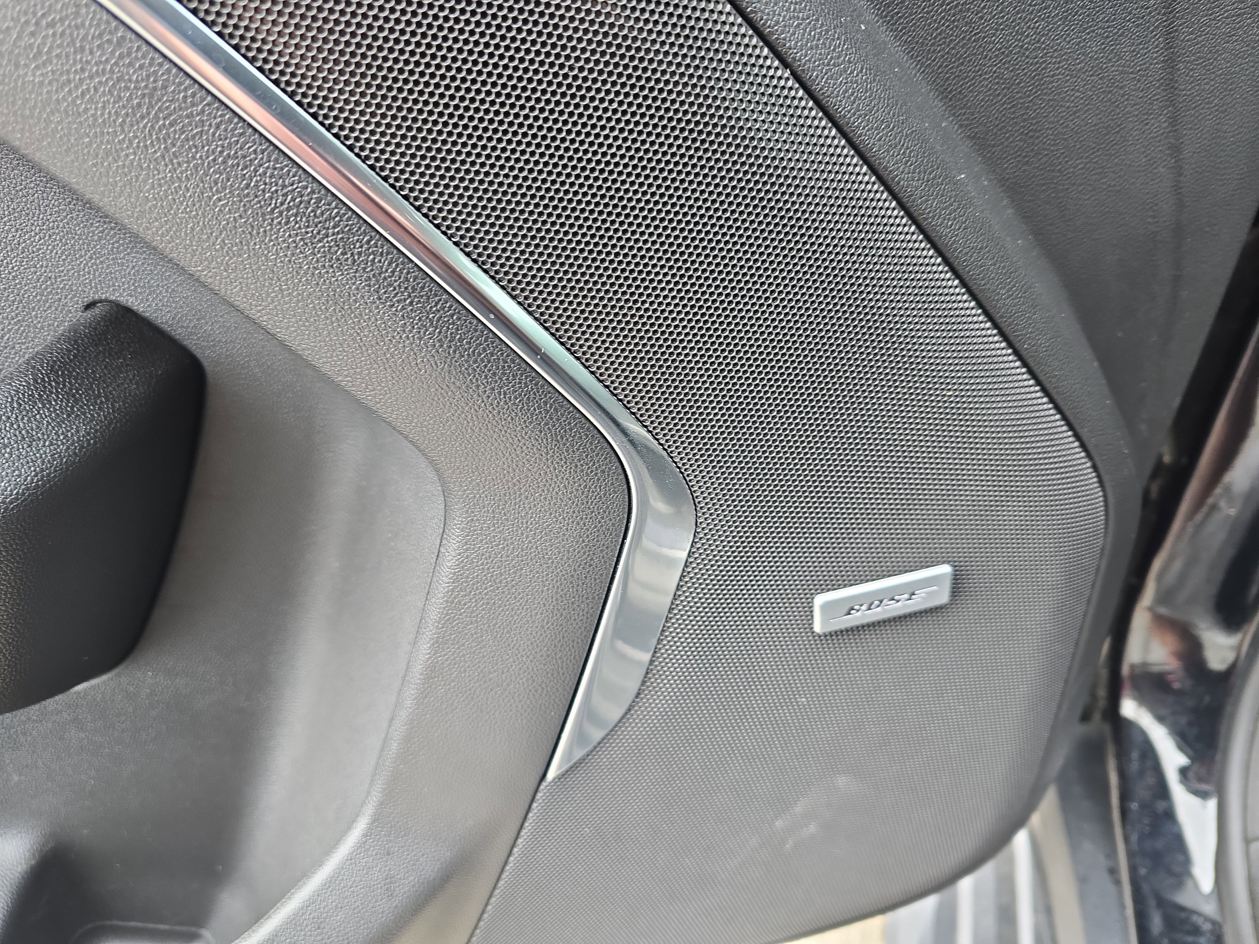 Used 2024 GMC Yukon SLT w/ SLT Luxury Package image 23