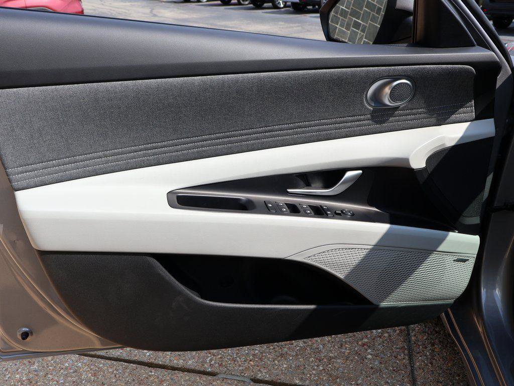 New 2025 Hyundai Elantra Limited image 21