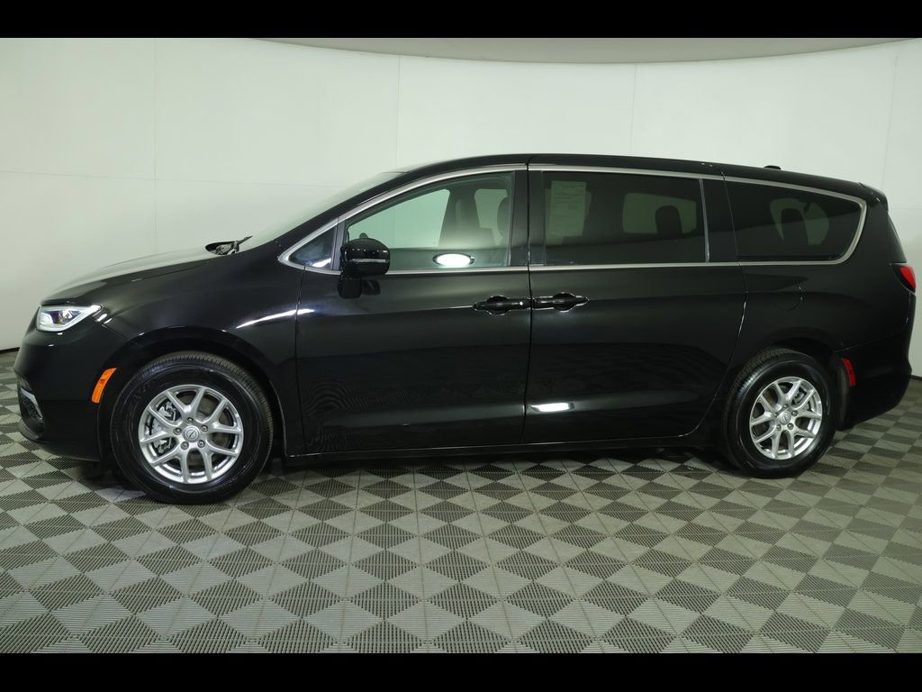 Used 2025 Chrysler Pacifica Select image 14