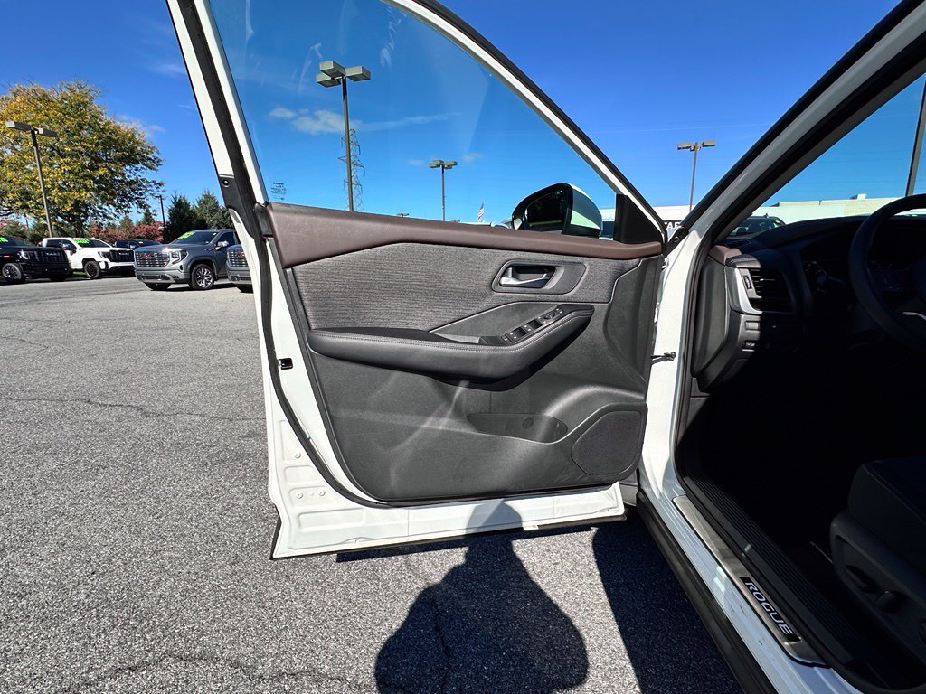 Used 2023 Nissan Rogue SV AWD/4WD image 23
