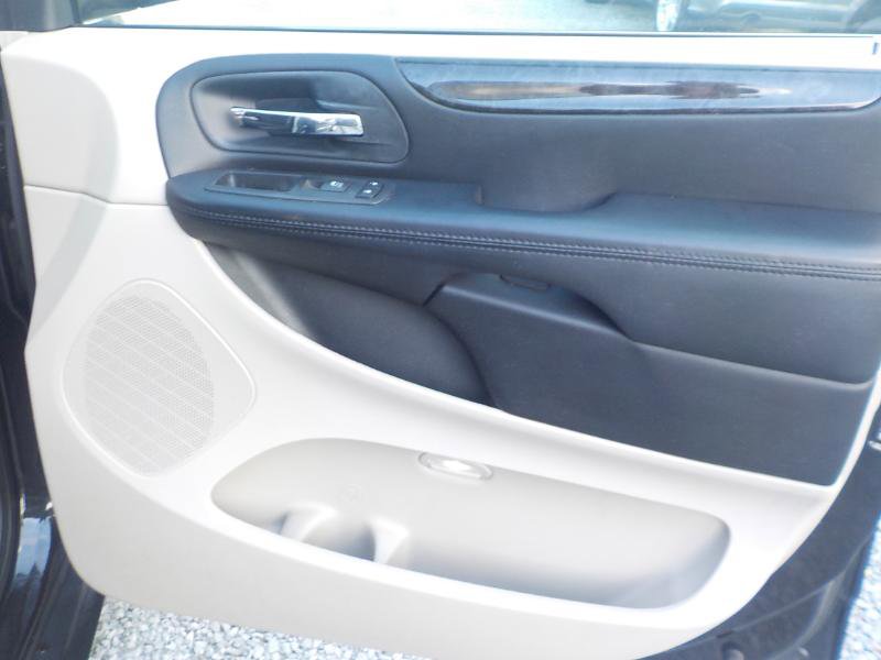 Used 2016 Dodge Grand Caravan SXT image 24