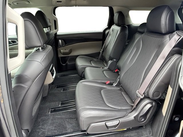 Certified 2025 Kia Carnival FWD image 12