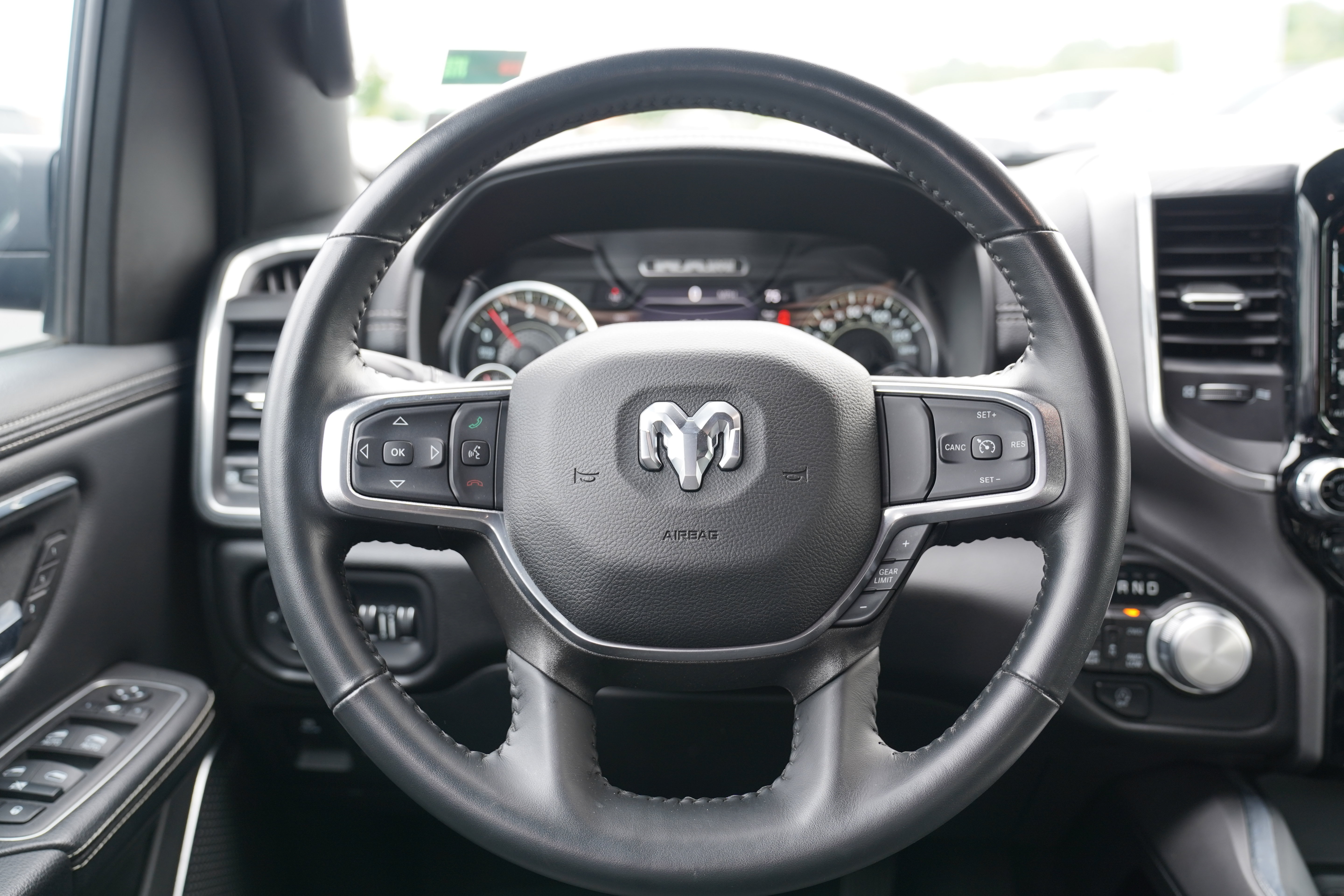 Used 2023 RAM 1500 Laramie AWD/4WD image 18