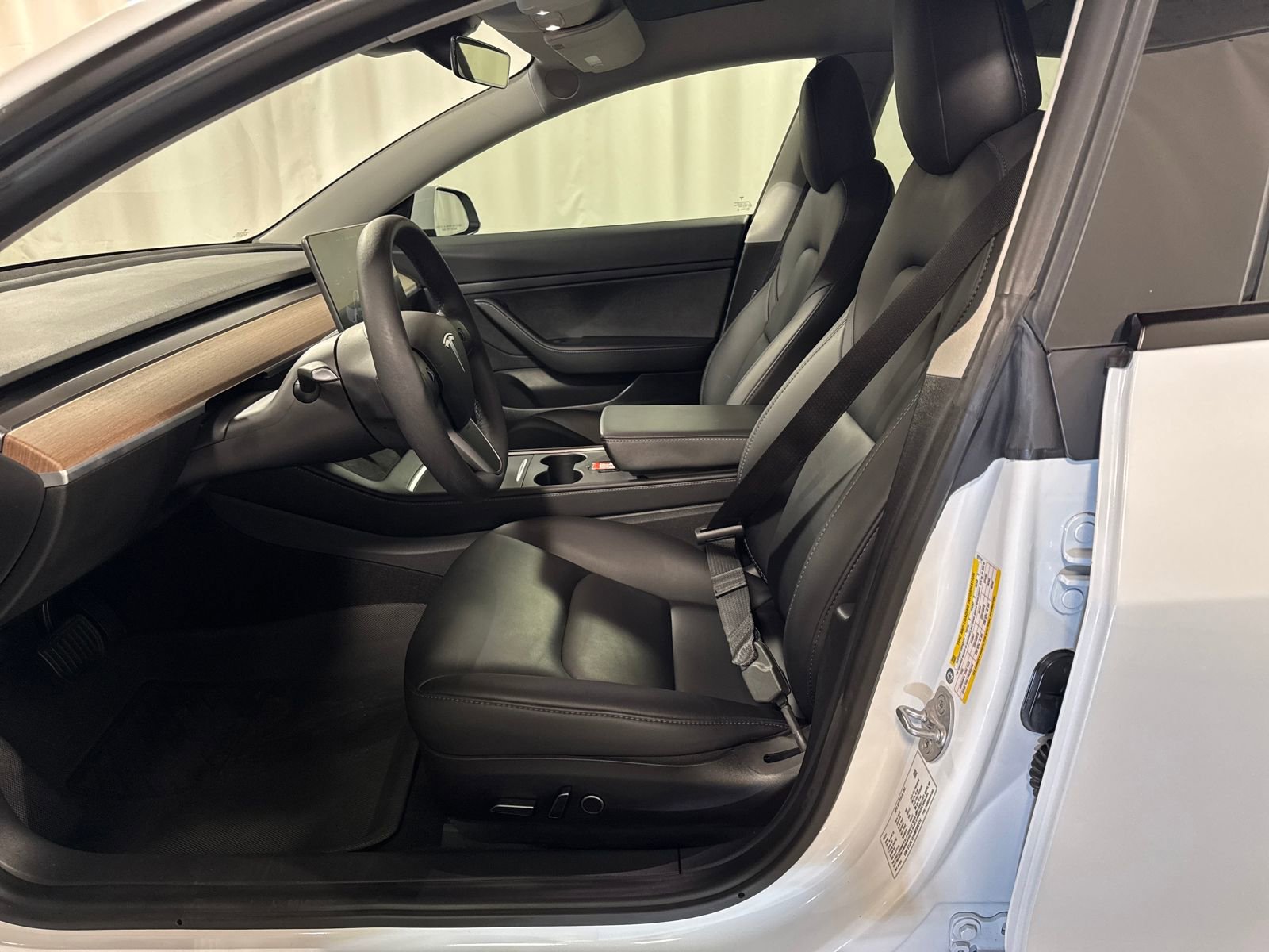 Used 2021 Tesla Model 3 Standard Range Plus image 4