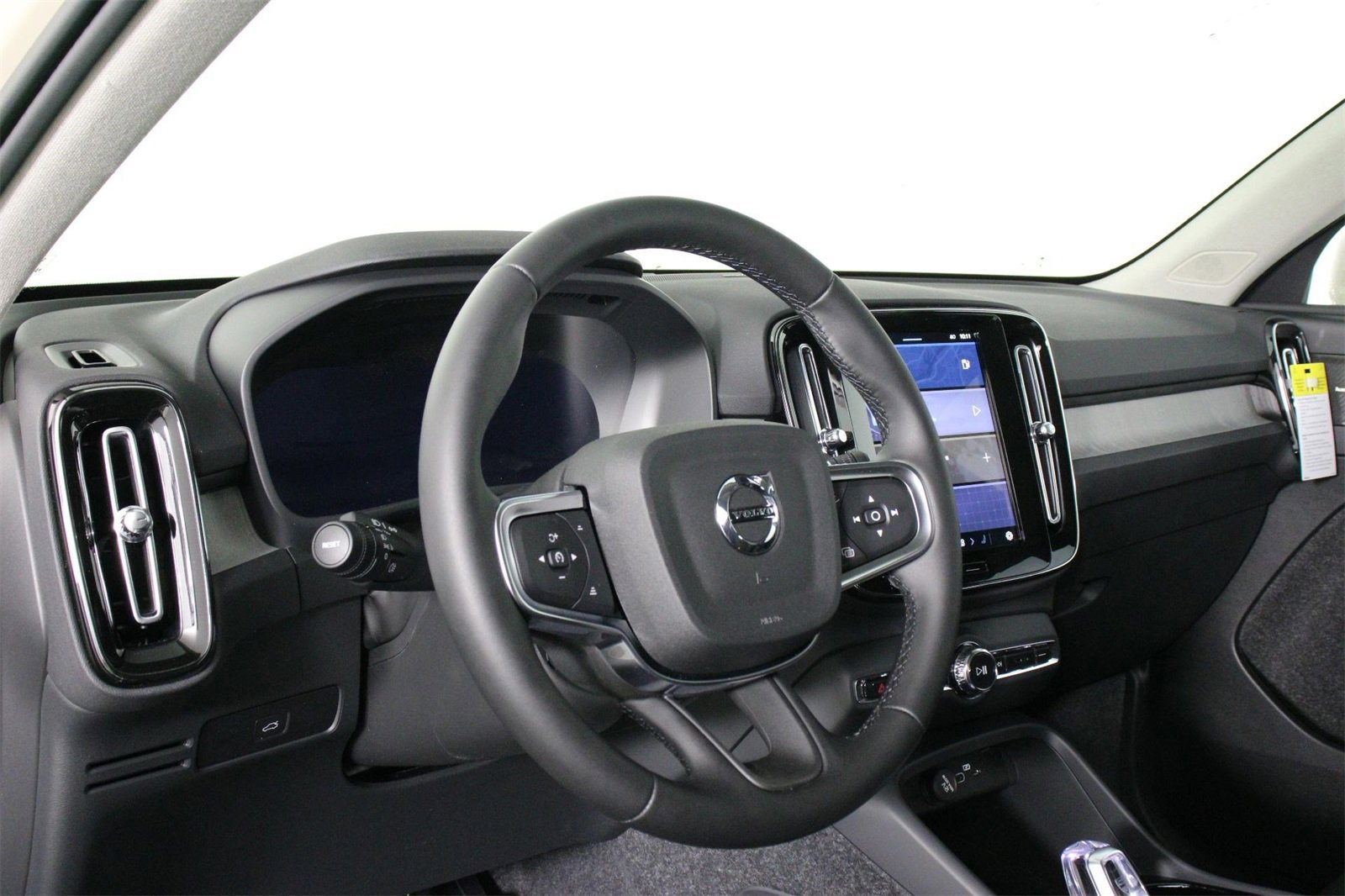 New 2025 Volvo XC40 B5 Ultra w/ Climate Package image 8