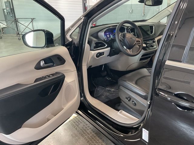Used 2024 Chrysler Pacifica Touring-L image 9