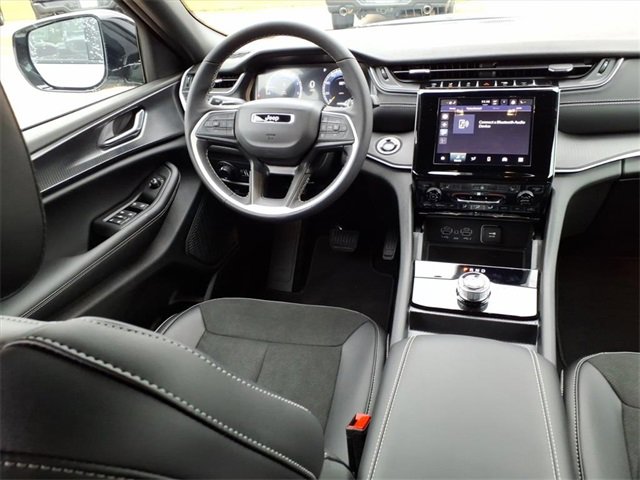 New 2025 Jeep Grand Cherokee L Altitude image 4