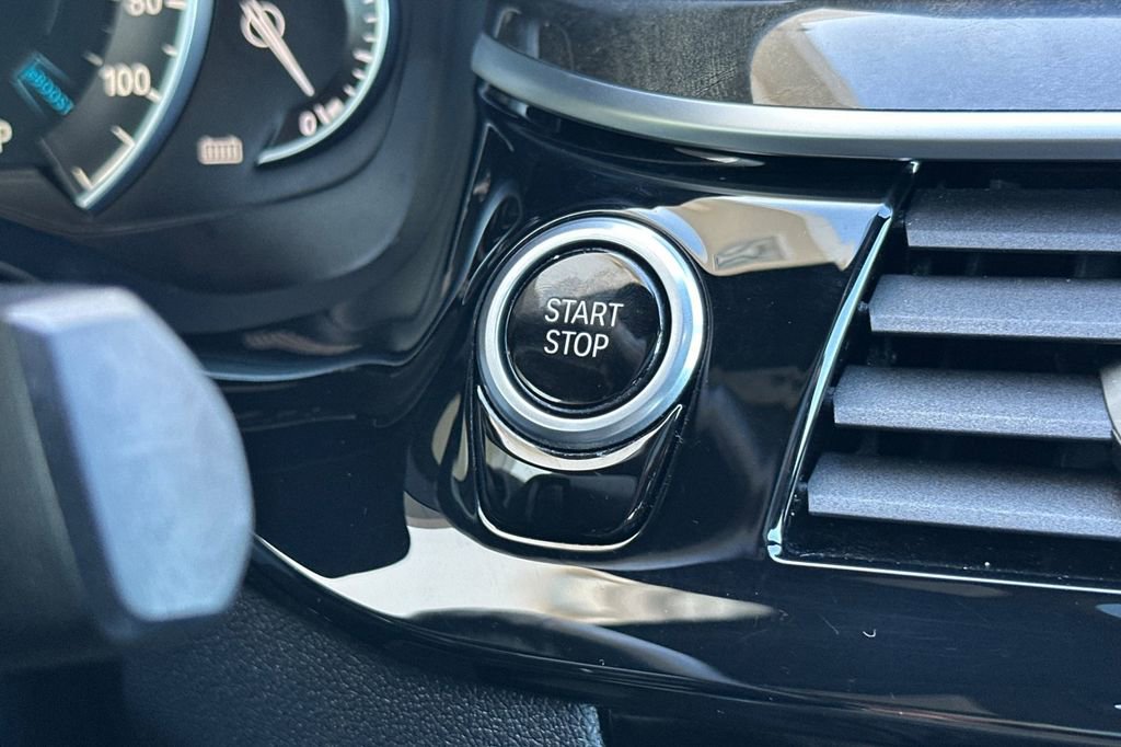 Used 2019 BMW 530e w/ M Sport Package image 24