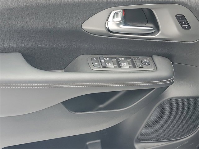 New 2026 Chrysler Pacifica Select image 16