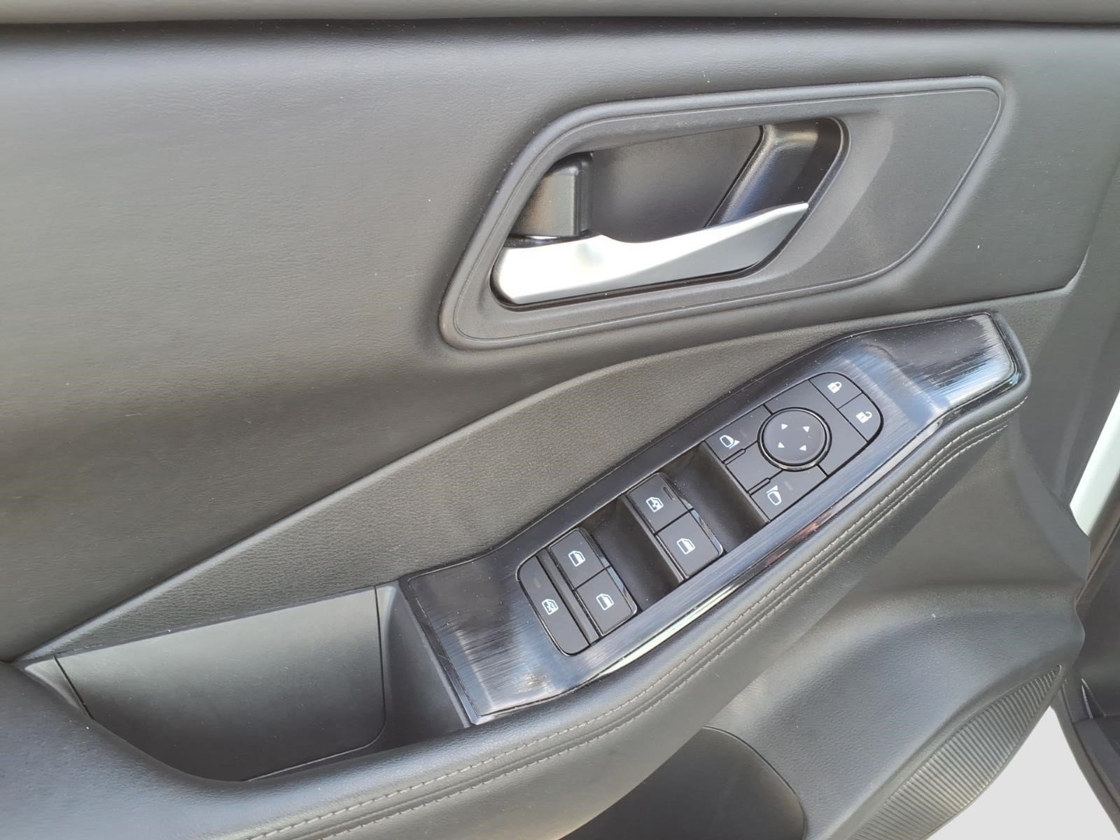 Used 2025 Nissan Rogue SV AWD/4WD image 13