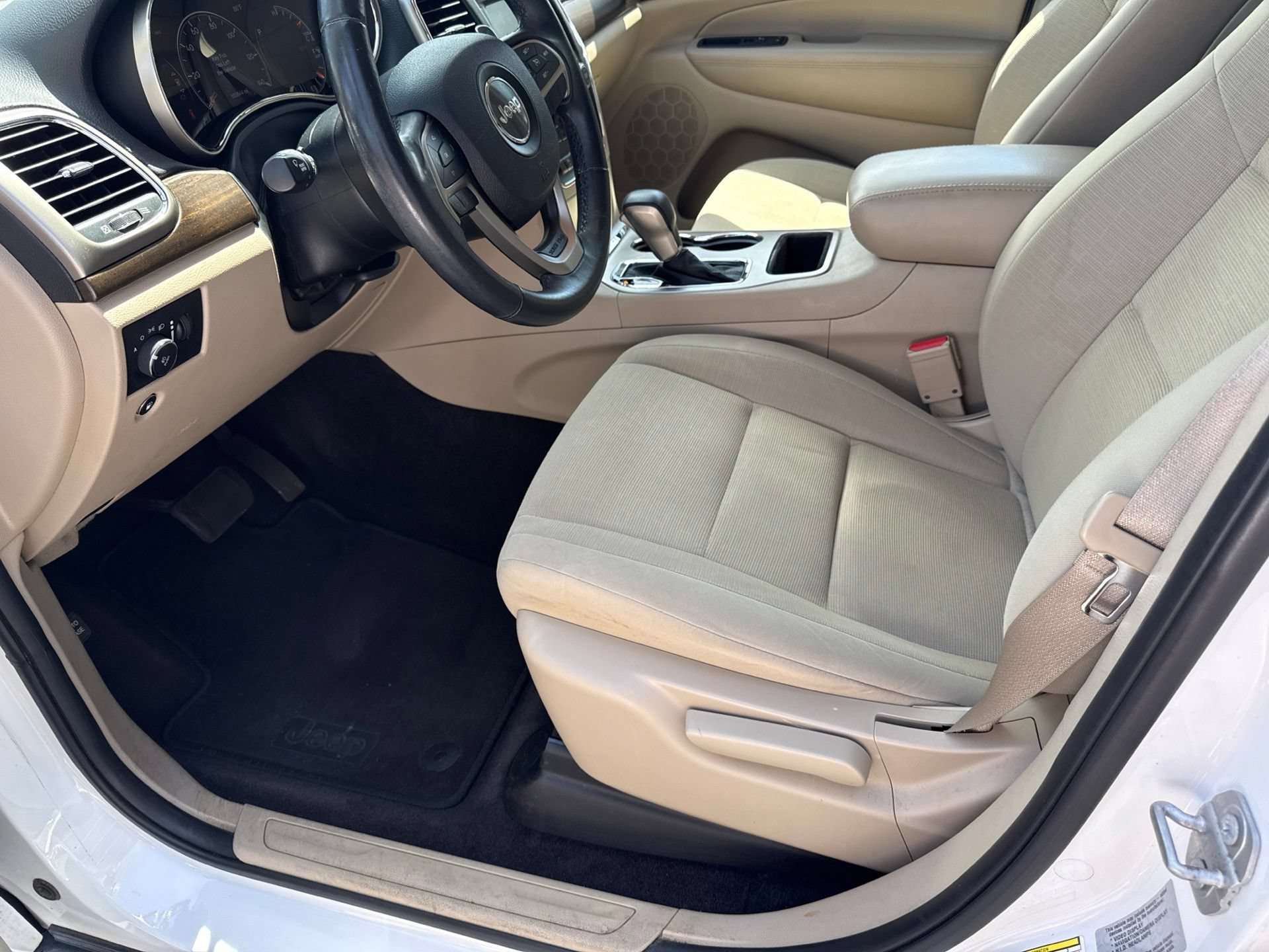 Used 2017 Jeep Grand Cherokee Laredo RWD image 15