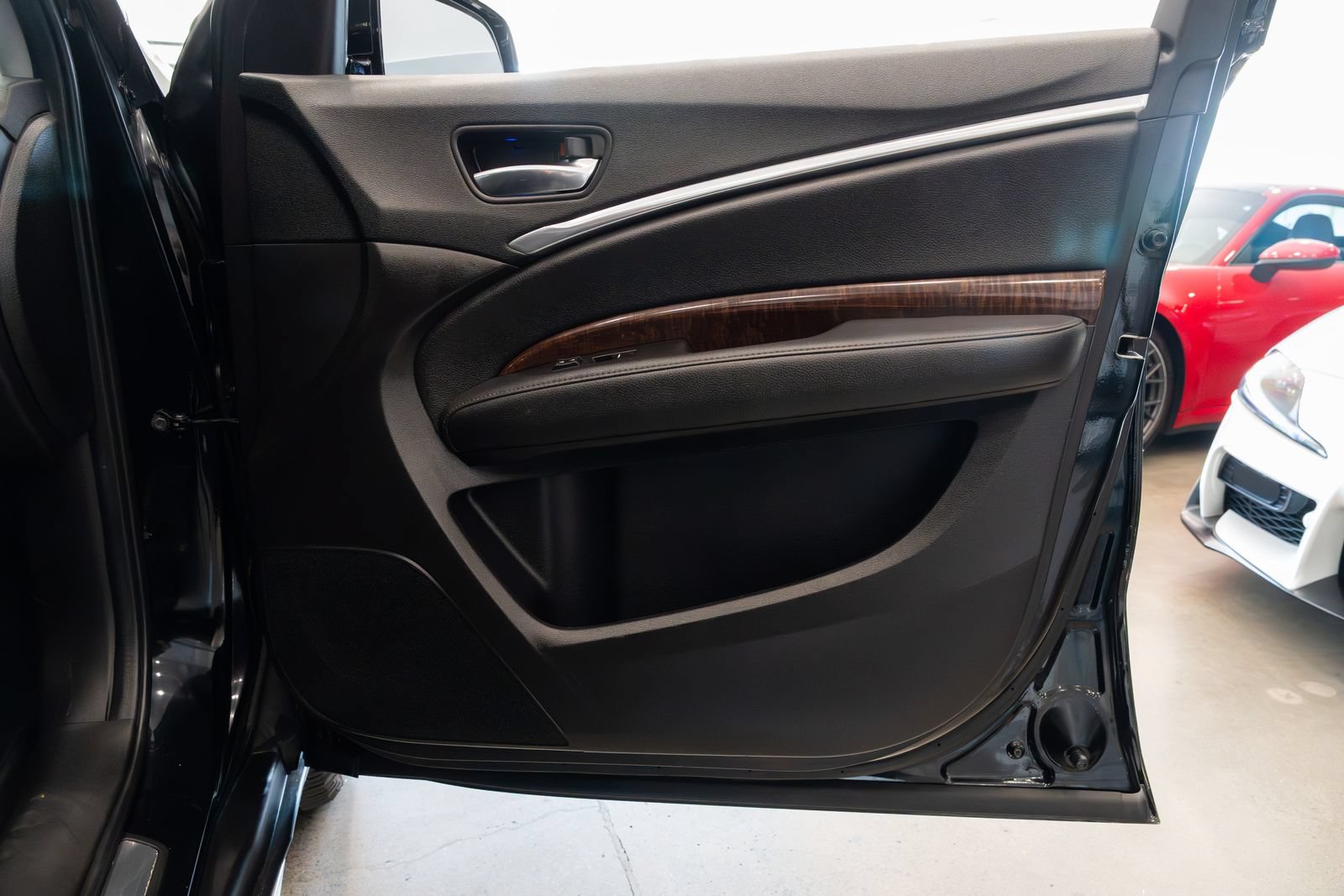 Used 2017 Acura MDX SH-AWD image 25
