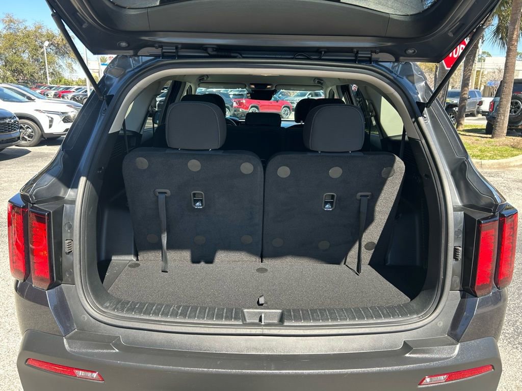 Used 2023 Kia Sorento LX image 11