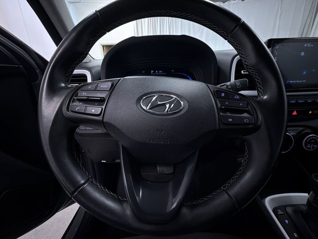 Used 2023 Hyundai Venue Limited image 16