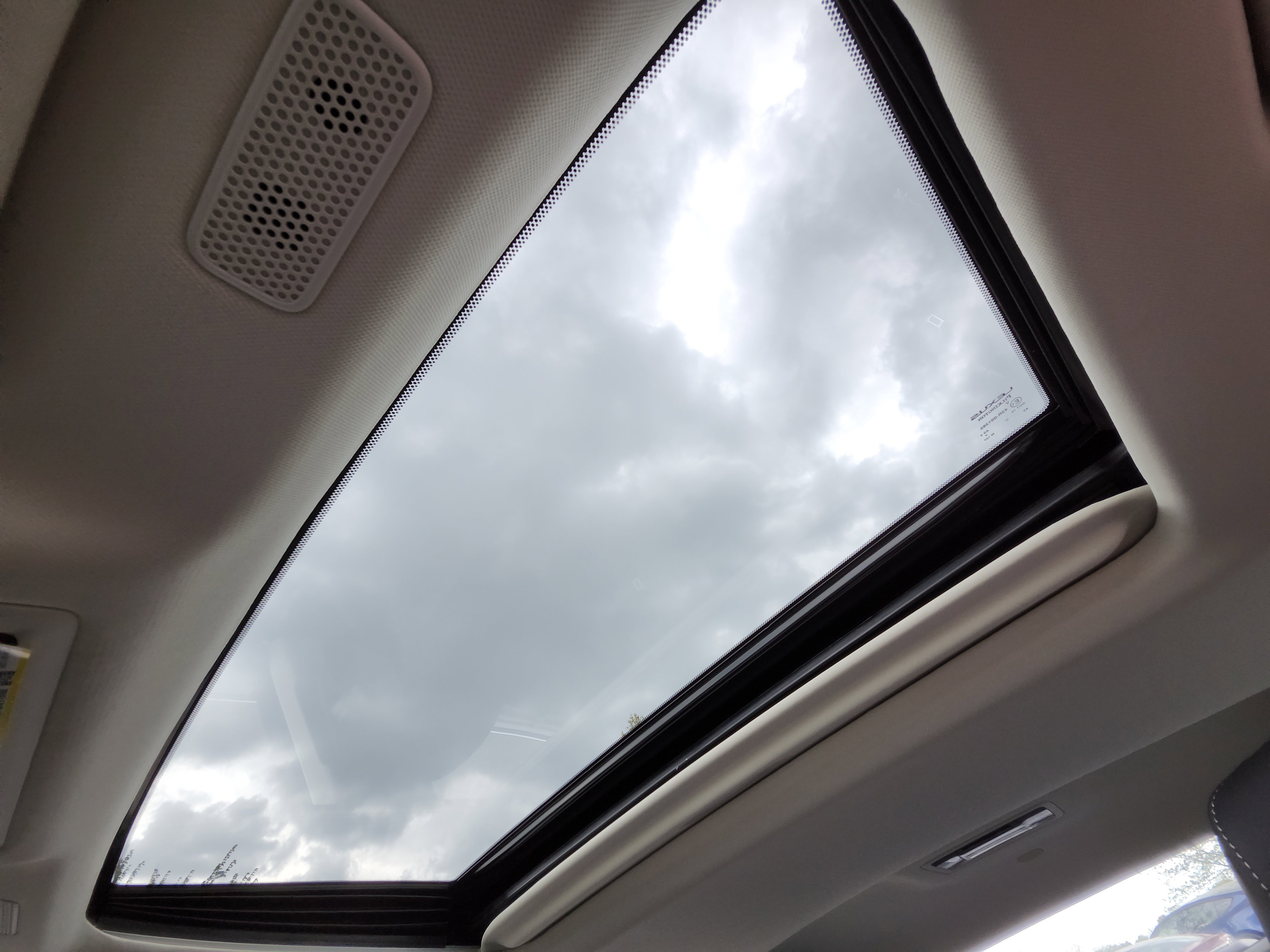 Used 2025 Lexus ES 300h Ultra Luxury w/ Accessory Package (Z2) image 2