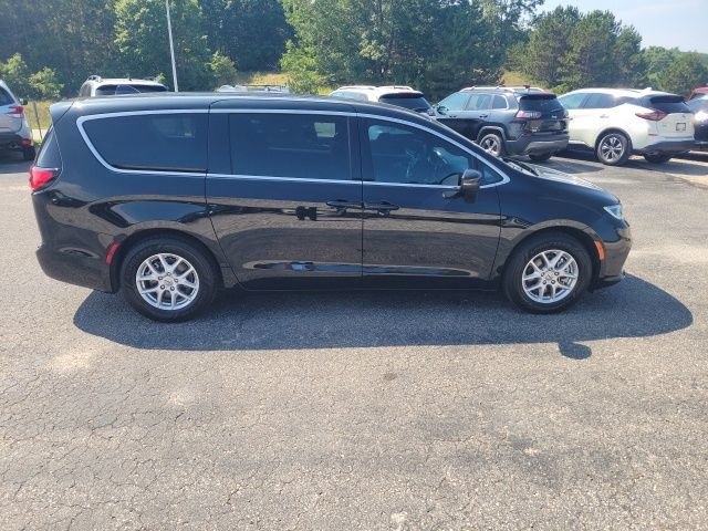 Used 2023 Chrysler Pacifica Touring FWD image 4