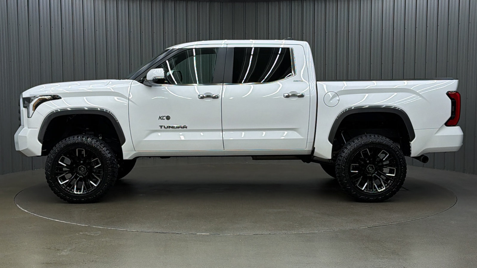 Used 2026 Toyota Tundra Limited AWD/4WD image 2