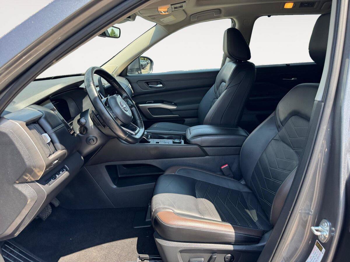 Used 2024 Nissan Pathfinder Platinum AWD/4WD image 9