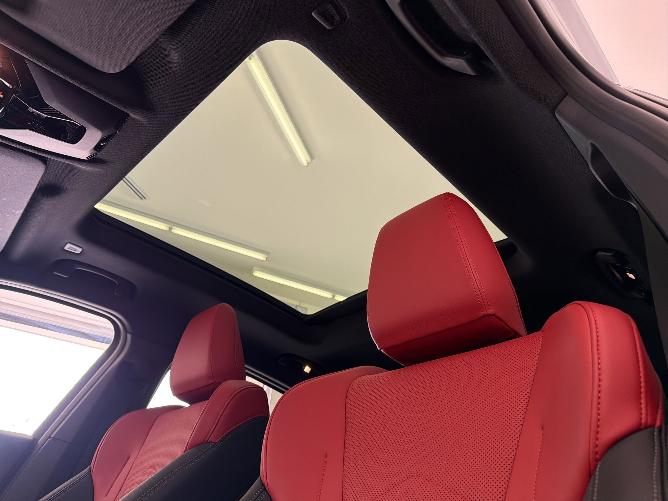 Used 2025 BMW X2 xDrive28i w/ Premium Package image 16