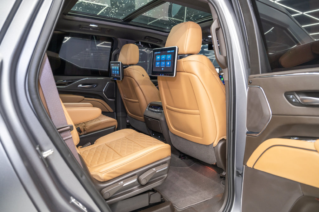 Used 2024 Cadillac Escalade Premium Luxury AWD/4WD image 38