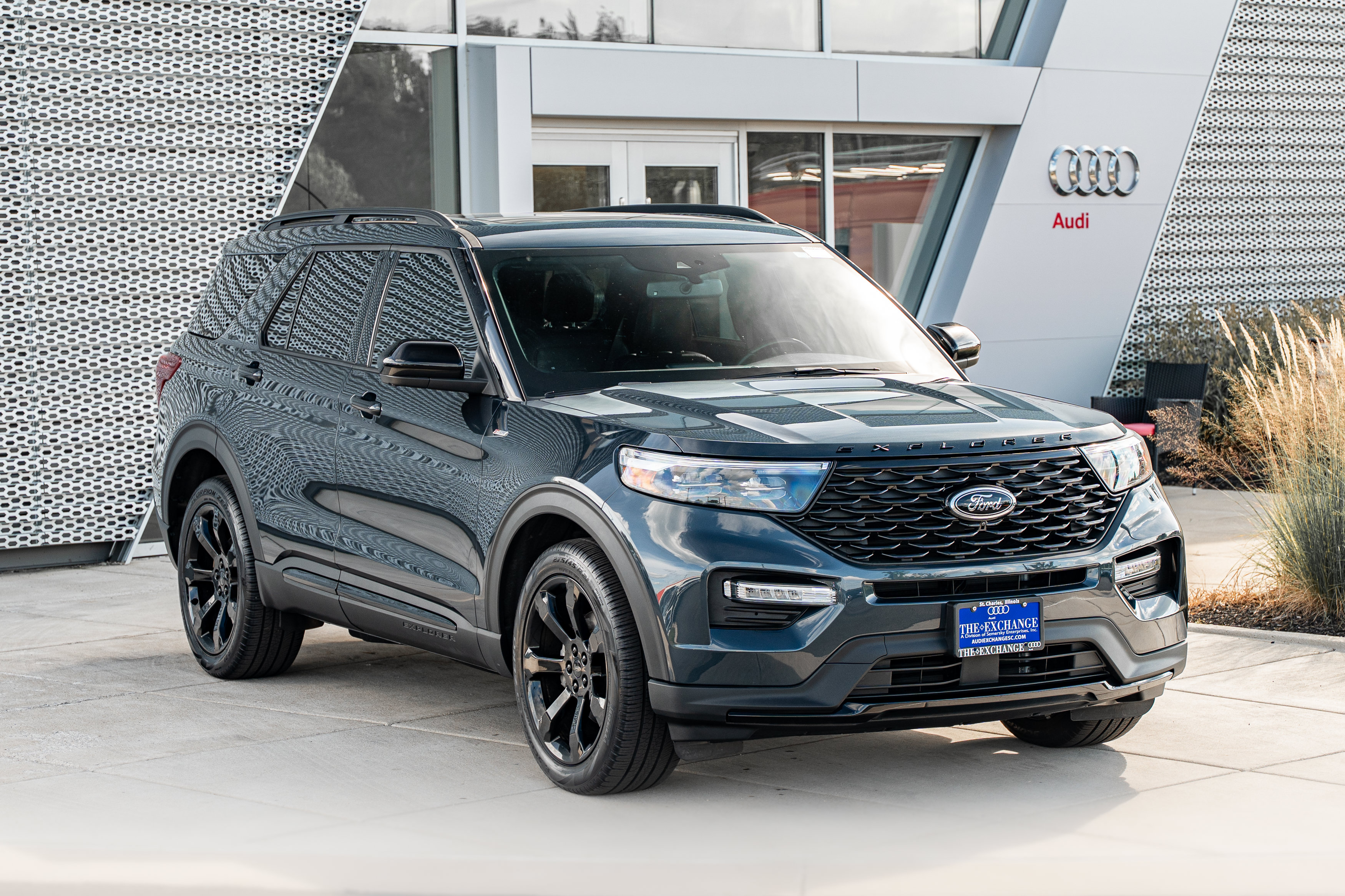 Used 2023 Ford Explorer ST-Line w/ Class IV Trailer Tow Package AWD/4WD image 2