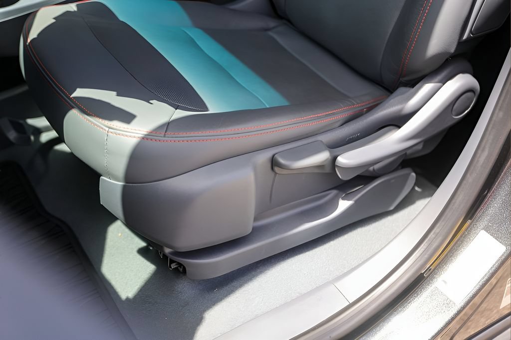 Used 2019 Chevrolet Bolt Premier w/ Infotainment Package FWD image 8